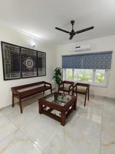 Svetainės erdvė apgyvendinimo įstaigoje Lapis1, Best 3BHK Luxury Home Stay Thrissur - 7Elysee Homes