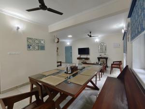 Televizorius ir (arba) pramogų centras apgyvendinimo įstaigoje Lapis1, Best 3BHK Luxury Home Stay Thrissur - 7Elysee Homes