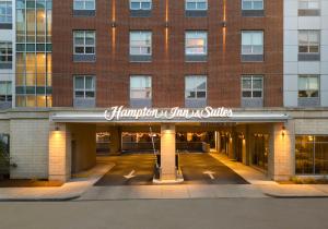 um grande edifício de tijolos com uma placa em Hampton Inn & Suites-Worcester, MA em Worcester