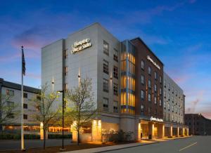 uma representação da frente de um hotel em Hampton Inn & Suites-Worcester, MA em Worcester