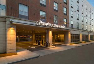 um grande edifício de tijolos com uma placa em Hampton Inn & Suites-Worcester, MA em Worcester