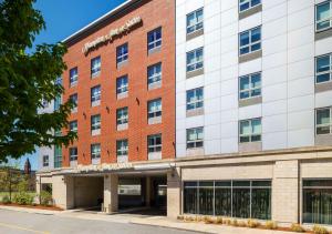 uma imagem da frente de um edifício em Hampton Inn & Suites-Worcester, MA em Worcester