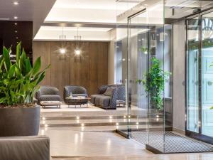 a lobby with chairs and a waiting room at Pullman Riga Old Town in Rīga