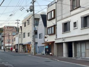 El barrio en el que está el hostel o un barrio cercano