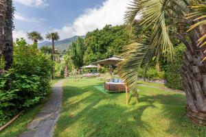 Taman di luar Parkhotel Brenscino Brissago