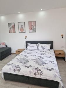 Tempat tidur dalam kamar di Zed apartmani Leskovac