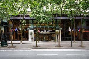 un edificio con un cartello di marketopt davanti di Paris Marriott Rive Gauche Hotel & Conference Center a Parigi