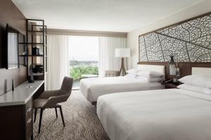 Katil atau katil-katil dalam bilik di Marriott Orlando Airport Lakeside