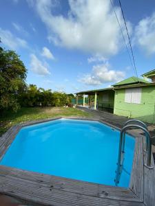 una gran piscina azul frente a una casa en Tropic Arth Paradise, en Port-Louis