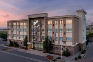 un edificio con due bandiere davanti di Element Denver Park Meadows a Lone Tree