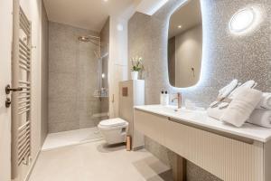 A bathroom at Suites FL By Sweett