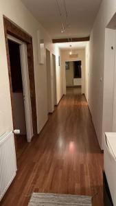 un couloir vide d'un appartement revêtu de parquet dans l'établissement Grand appartement à Barr, à Barr