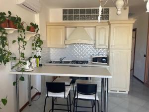 A kitchen or kitchenette at Residenza Marina