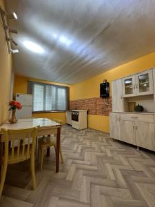 cocina con mesa y comedor en Cozy cottage, en Zugdidi