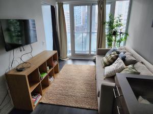 Televisyen dan/atau pusat hiburan di Stylish Stay Toronto Oasis