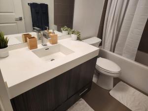 Bilik mandi di Stylish Stay Toronto Oasis