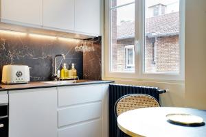 A kitchen or kitchenette at Charming Apartment by Les Maisons de Charloc Homes