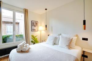 A bed or beds in a room at Charming Apartment by Les Maisons de Charloc Homes