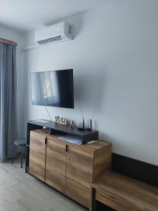 佐洛卡罗斯D&D Wellness Apartmanok - Dávid Wellness Apartman的客厅设有壁挂式平面电视。