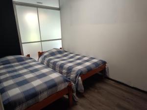 Tempat tidur dalam kamar di Casa Providencia super ubicación 8 personas 2 estacionamientos