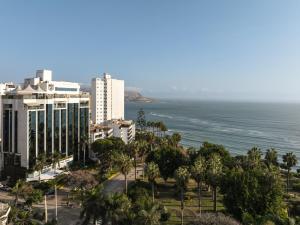 利马Miraflores Park, A Belmond Hotel, Lima的海洋和建筑物的空中景观