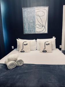 Säng eller sängar i ett rum på Atelier Skalo Boutique Hotel