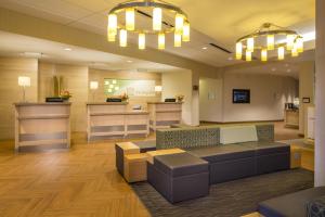 O zonă de relaxare la Holiday Inn Columbia East-Jessup, an IHG Hotel