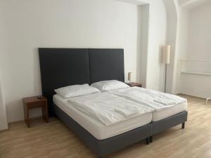 Кровать или кровати в номере Linz City Appartements 24H Check-In