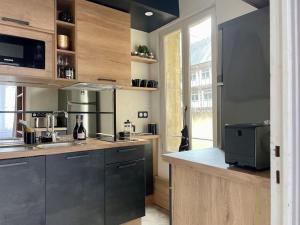 Kitchen o kitchenette sa Fun x Cosy City Retreat by Melrose