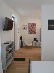 um quarto com uma cama, uma secretária e uma cadeira em CASA NOVA Luxury Apartment Suite Fichi d'India em Nova Milanese