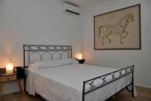 um quarto com uma cama com uma fotografia de um cavalo na parede em CASA NOVA Luxury Apartment Suite Fichi d'India em Nova Milanese