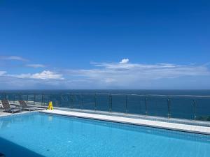 una piscina con vista sull'oceano di SurfResort INN-The City YangYang a Yangyang