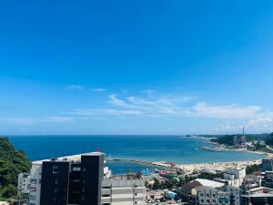 una vista aerea di una città e dell'oceano di SurfResort INN-The City YangYang a Yangyang