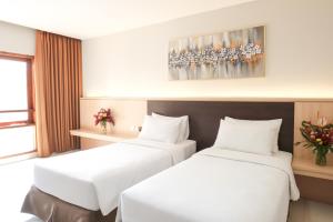 Tempat tidur dalam kamar di The Grand Hill Resort-Hotel