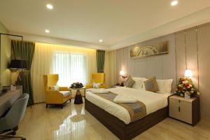 Tempat tidur dalam kamar di EMILYS By JDANIELS