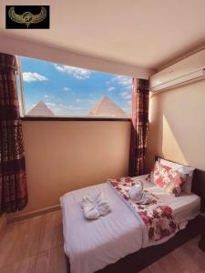 Un pat sau paturi într-o cameră la Comfort Sphinx&Pyramids Inn