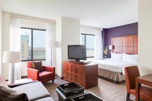 una camera con letto e TV a schermo piatto di Residence Inn by Marriott National Harbor Washington, D.C. Area a National Harbor