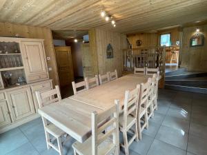 Kitchen o kitchenette sa Chalet familial avec salle de jeux, parking et WiFi - FR-1-629-1