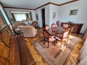 sala de estar con mesa de madera y sillas en Home B&B, en Kaunas