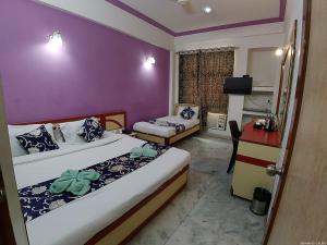 מיטה או מיטות בחדר ב-Hotel Indore Palace - Guest Centric Hotel