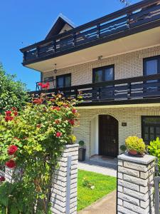 uma casa de tijolos com flores em frente em Vila Jevtić studio 3 em Soko Banja