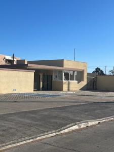 un aparcamiento vacío frente a un edificio en Acogedor depto en barrio residencial, La Serena, en La Serena