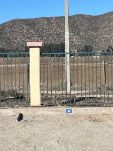 una valla de metal con un poste al lado de un edificio en Acogedor depto en barrio residencial, La Serena, en La Serena