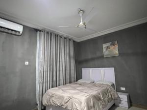 Un pat sau paturi într-o cameră la Cozy Haven Suite