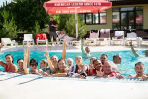 a group of people in a swimming pool at База відпочинку "РіверСайд" СВІТЛО Є ЗАВЖДИ in Novomoskovsʼk