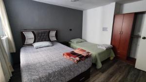 アレキパにあるDepartamento acogedor y cómodo en Arequipa 1er Pisoの小さな部屋のベッド2台