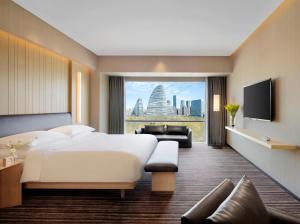 pokój z łóżkiem i widokiem na miasto w obiekcie Hyatt Regency Beijing Wangjing w Pekinie