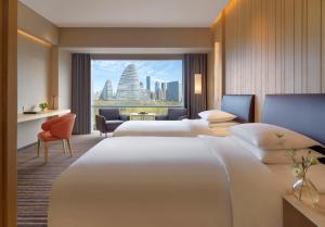 pokój hotelowy z 2 łóżkami i widokiem na miasto w obiekcie Hyatt Regency Beijing Wangjing w Pekinie