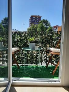 een balkon met een tafel en stoelen bij Precioso apartamento en el centro recién reformado in Santander