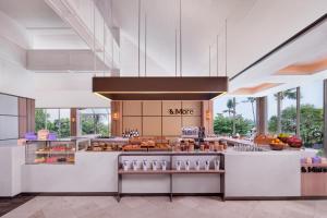 una grande cucina con bancone con cibo di Sheraton Jakarta Soekarno Hatta Airport a Tangerang